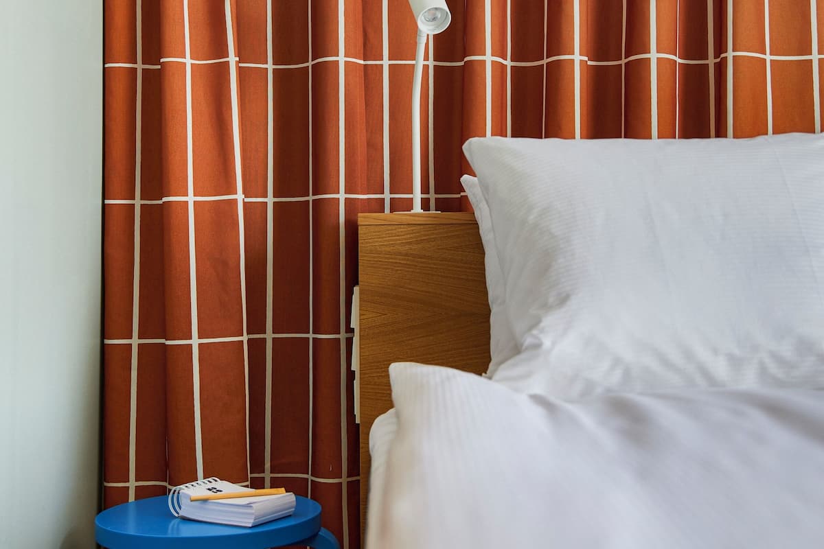 Ropa de cama de alta calidad, cubrecamas y cortinas blackout