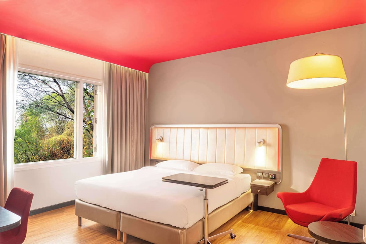 Executive Suite, 1 Bedroom | Minibar, in-room safe, desk, blackout curtains
