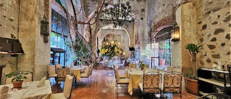 Se sirven desayunos, comidas y cocina internacional con vista al jardín