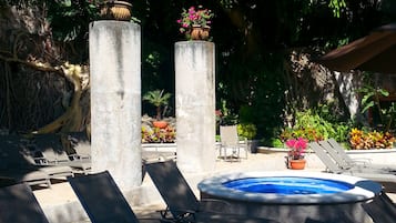 Bañera de hidromasaje al aire libre