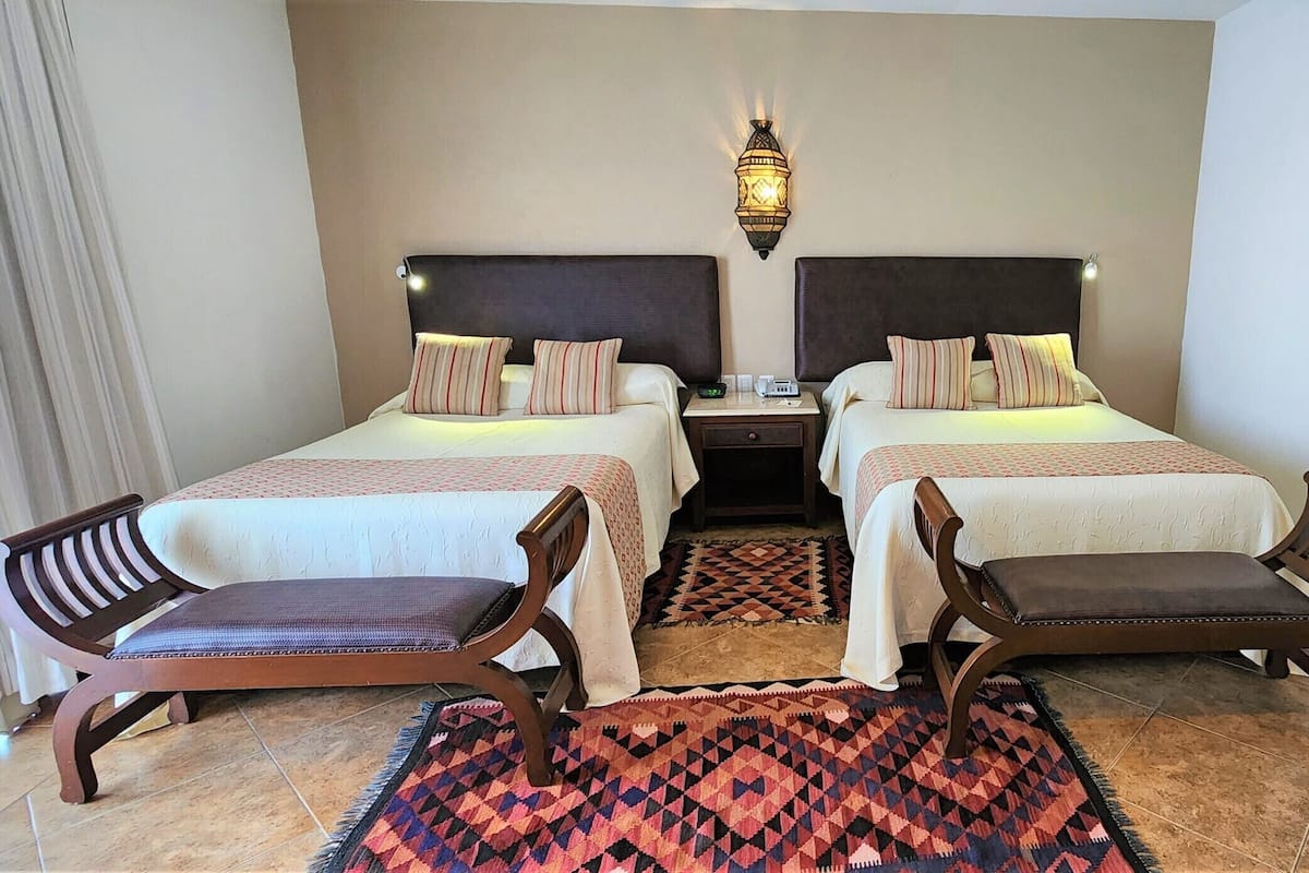 Deluxe-Zimmer, 2 Doppelbetten | Hochwertige Bettwaren, Minibar, Zimmersafe, individuell eingerichtet