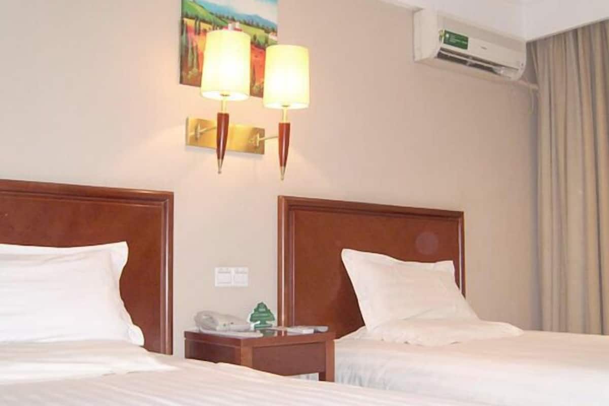 Standard Twin Room | Desk, blackout drapes