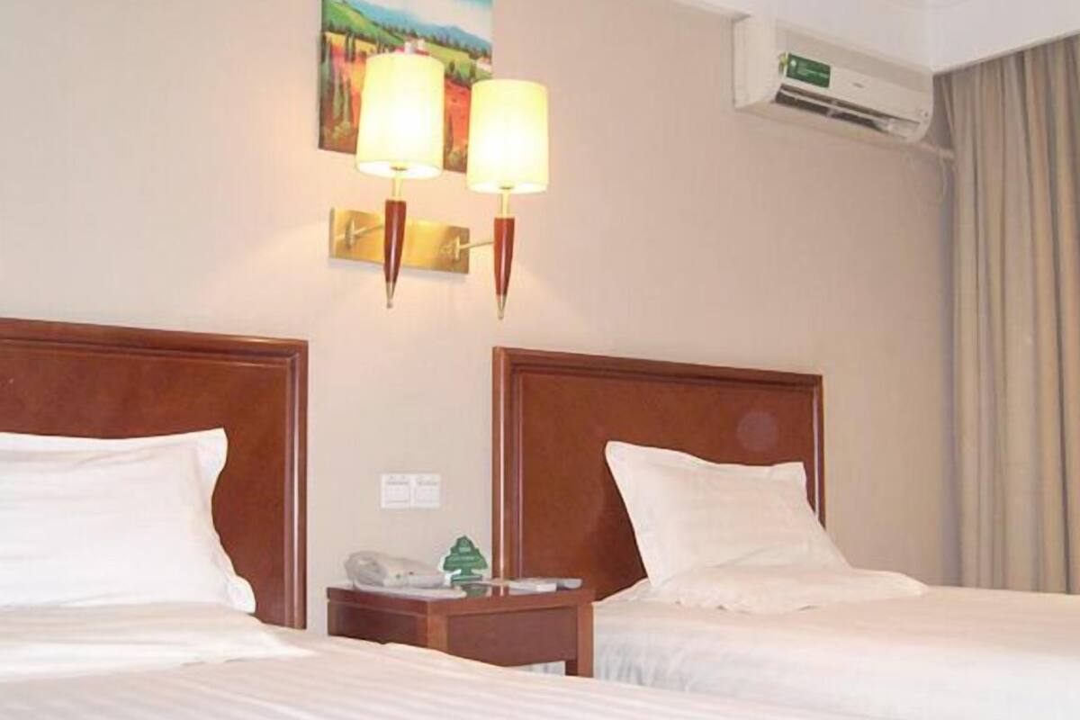 Escritorio, cortinas blackout y internet por cable gratis