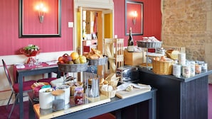 A breakfast buffet with various food items and condiments. - Le Puits Doré – Hôtel Restaurant Logis (Richelieu)