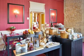 每日供应自助式早餐（每人 EUR 13）