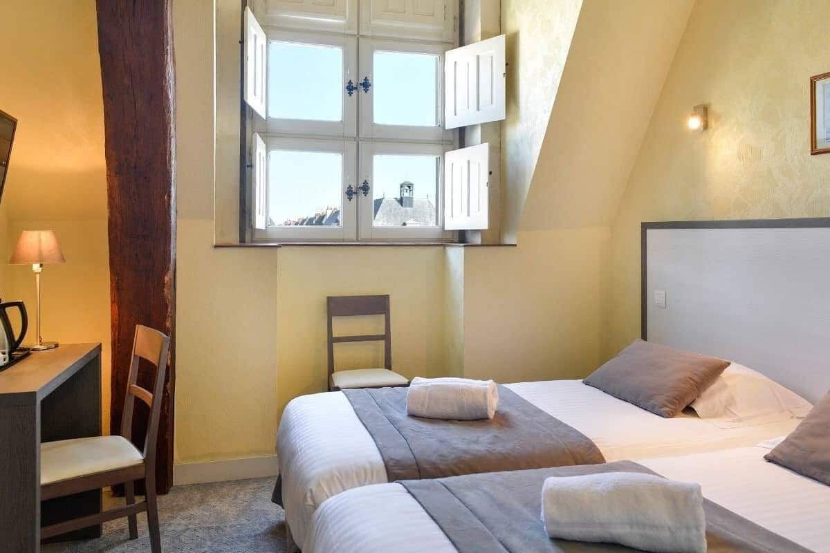 Habitación estándar con 2 camas individuales, aire acondicionado | Ropa de cama de alta calidad y caja de seguridad en la habitación 