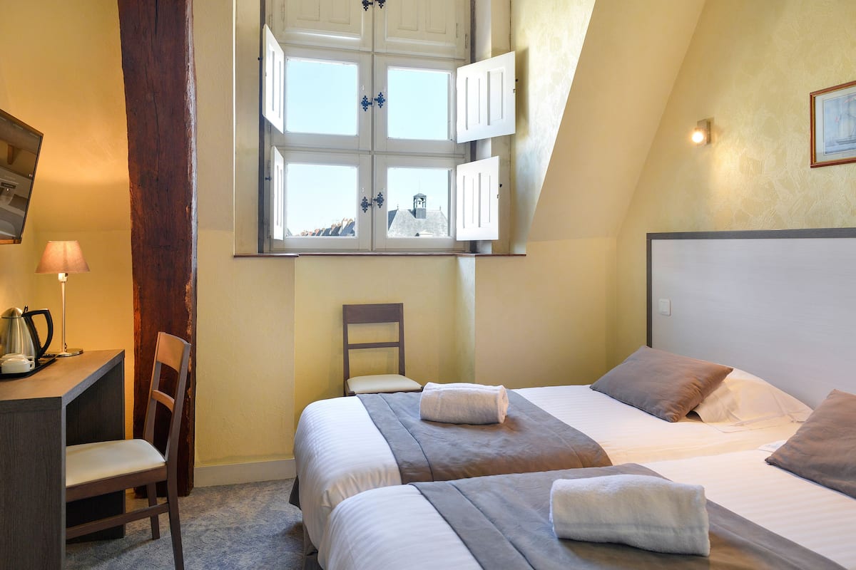 Habitación estándar con 2 camas individuales | Ropa de cama de alta calidad y caja de seguridad en la habitación 