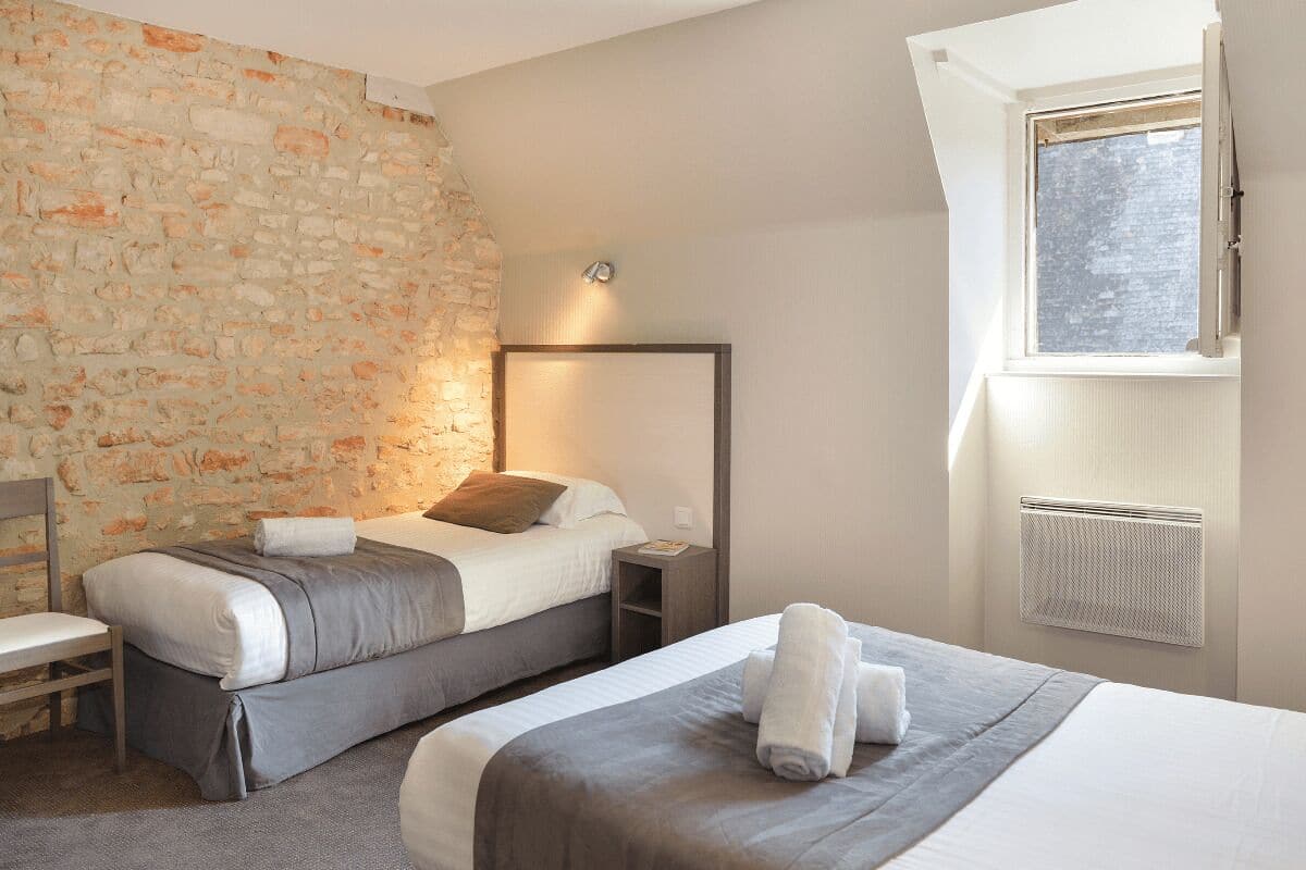 Habitación triple estándar, aire acondicionado | Ropa de cama de alta calidad y caja de seguridad en la habitación 