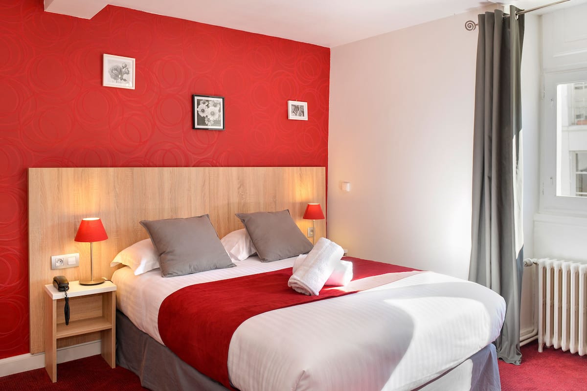 Habitación doble Confort | Ropa de cama de alta calidad y caja de seguridad en la habitación 