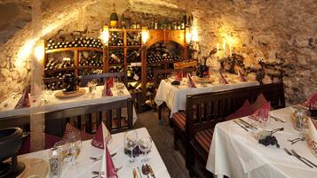 Breakfast, lunch, dinner served; Regional cuisine