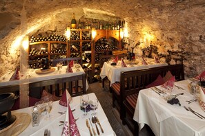 Se sirven desayunos, comidas, cenas y cocina regional 