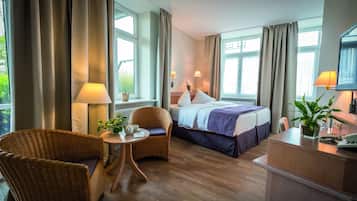 Hypo-allergenic bedding, in-room safe, desk, blackout curtains