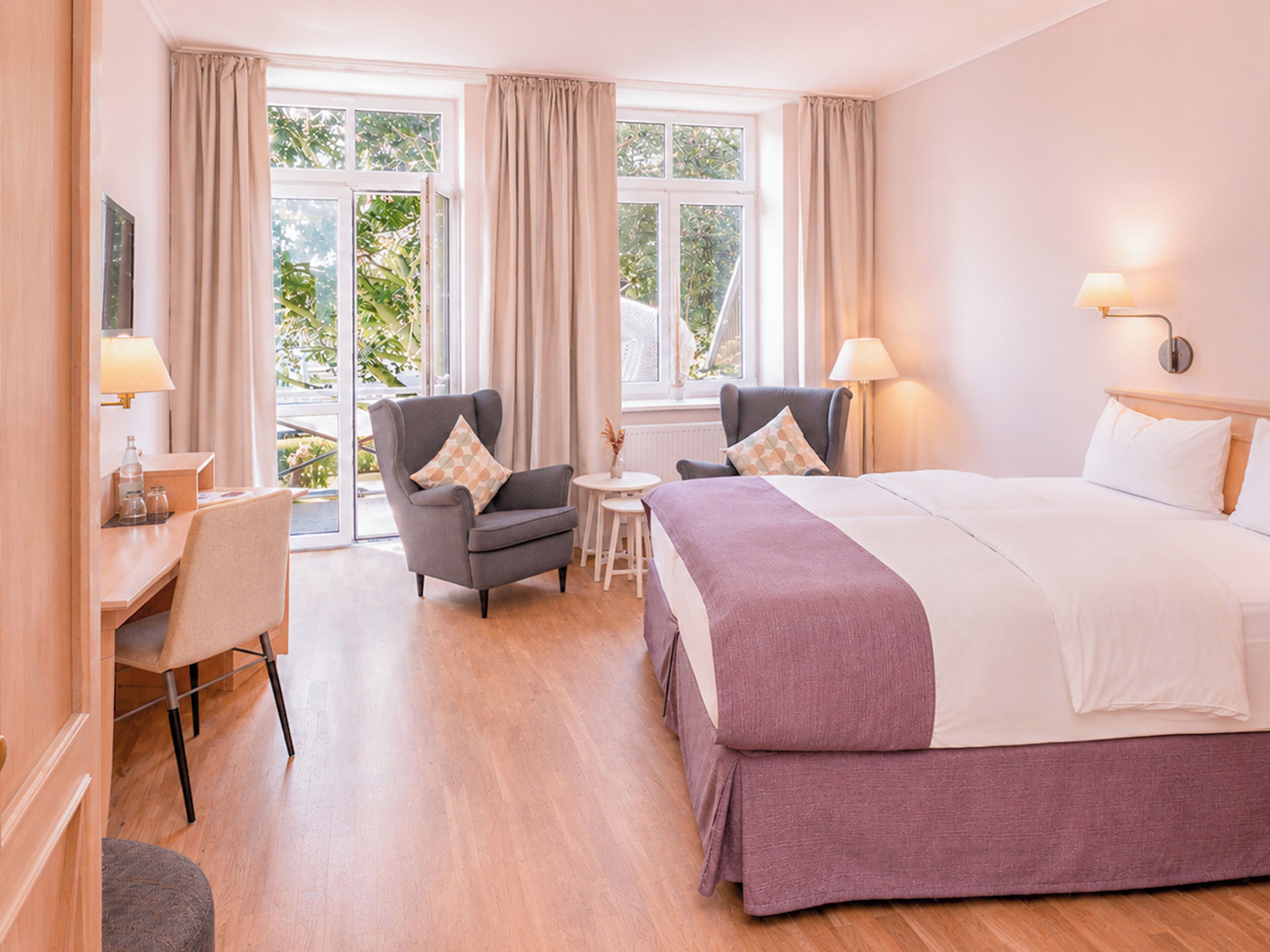 Quarto casal conforto, sacada | Roupas de cama antialérgicas, cofres nos quartos, escrivaninha