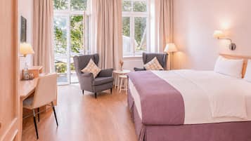 Quarto casal conforto, sacada | Roupas de cama antialérgicas, cofres nos quartos, escrivaninha