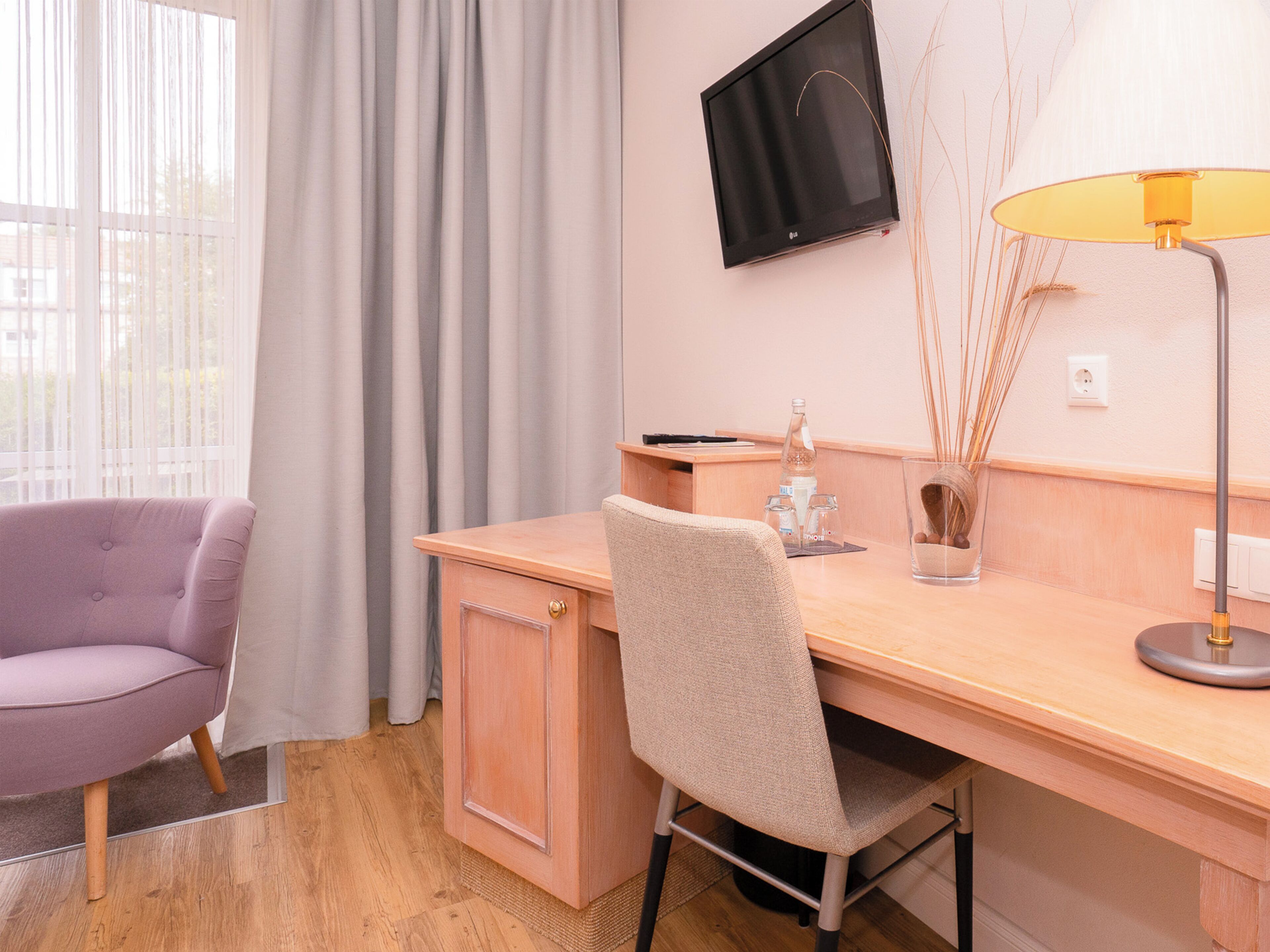 Das Luftige mit Terrasse | Allergikerbettwaren, Zimmersafe, Schreibtisch, Verdunkelungsvorhänge