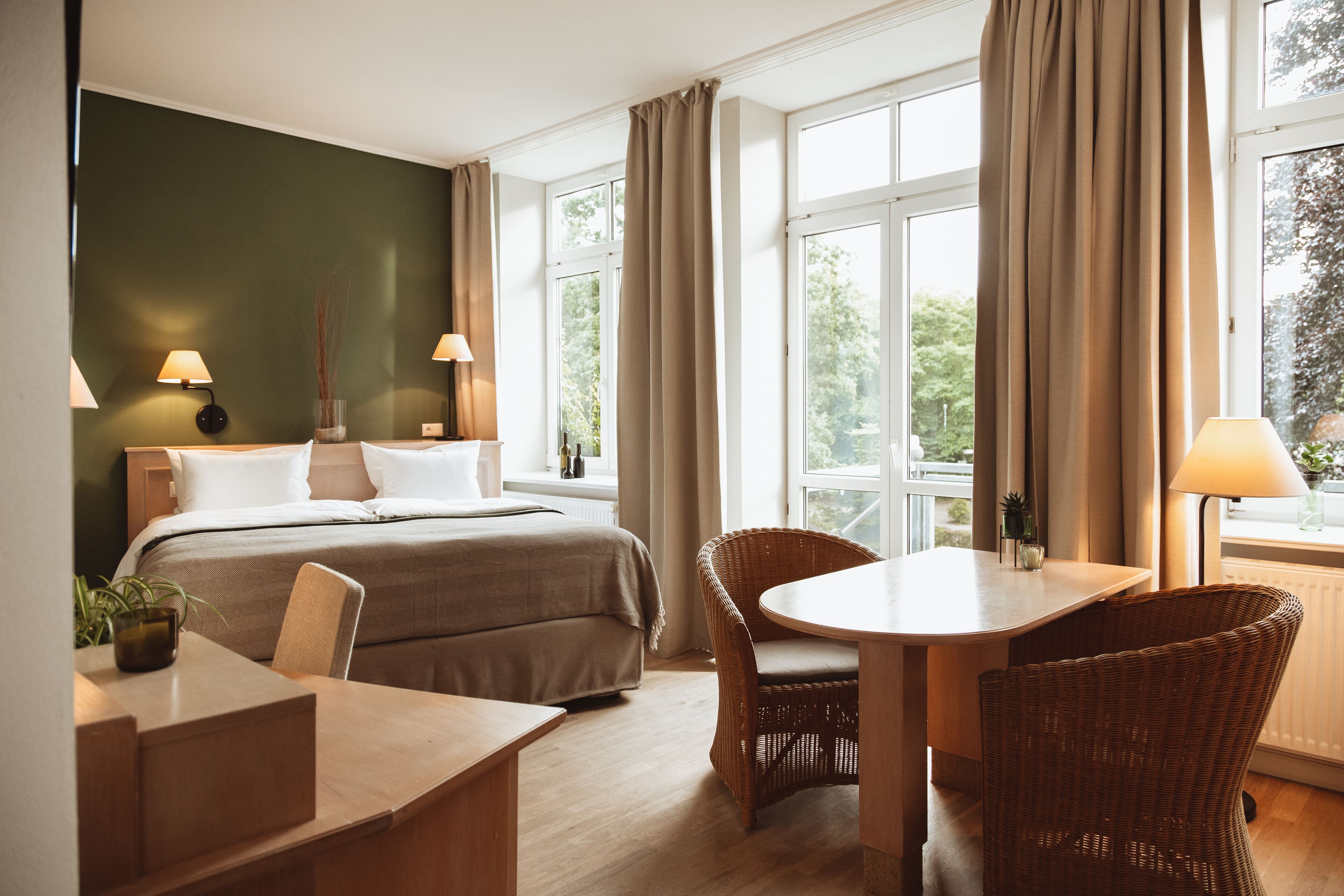 Literie hypoallergénique, coffres-forts dans les chambres, bureau