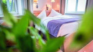 Hypo-allergenic bedding, in-room safe, desk, blackout curtains
