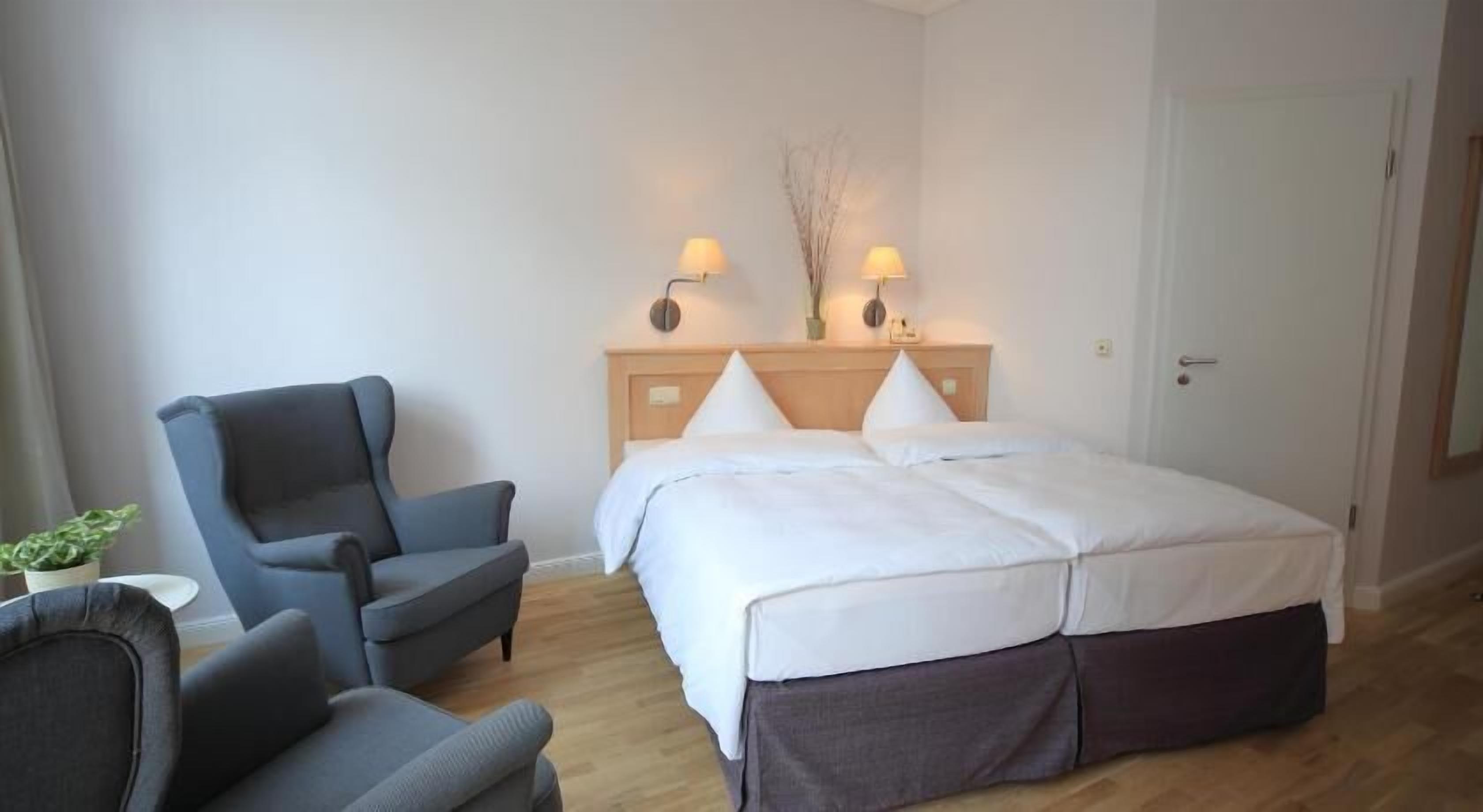 Ropa de cama hipoalergénica y caja de seguridad en la habitación 