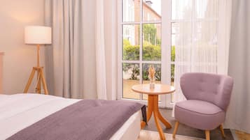 Das Luftige mit Terrasse | Allergikerbettwaren, Zimmersafe, Schreibtisch, Verdunkelungsvorhänge