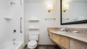 Bañera con ducha, artículos de tocador gratuitos, secador de pelo