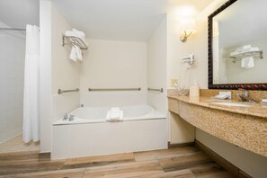 Duschwanne, kostenlose Toilettenartikel, Haartrockner, Handtücher