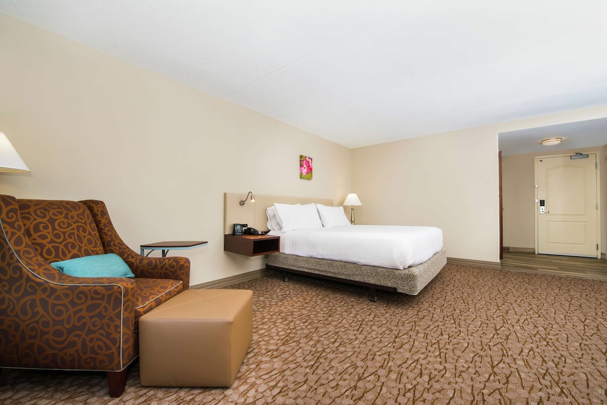 Room, 1 King Bed, Accessible, Bathtub (Mobility & Hearing) | Living area | 32-inch LCD TV with cable channels, TV, MP3 dock
