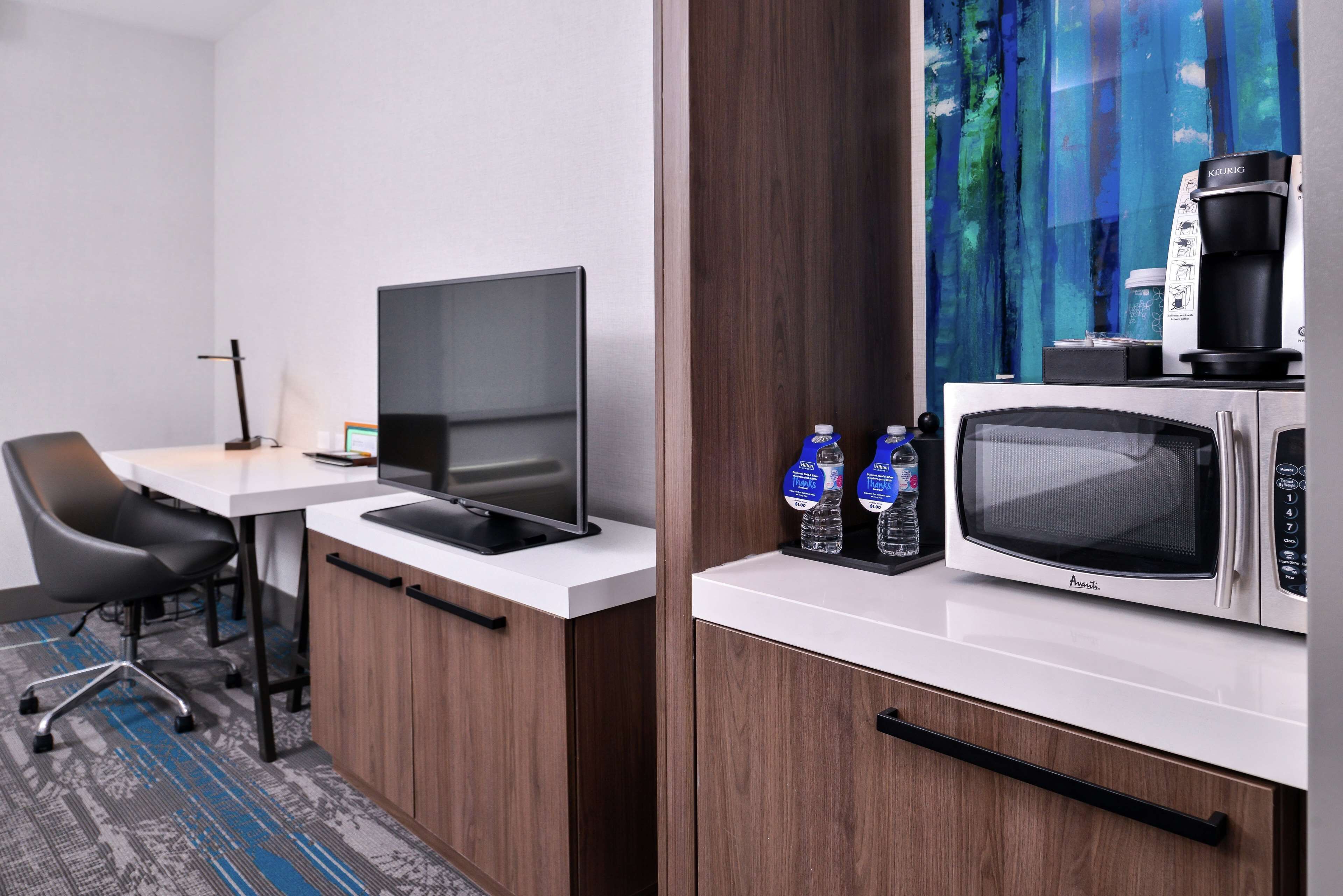 1 bedroom, desk, laptop workspace, soundproofing