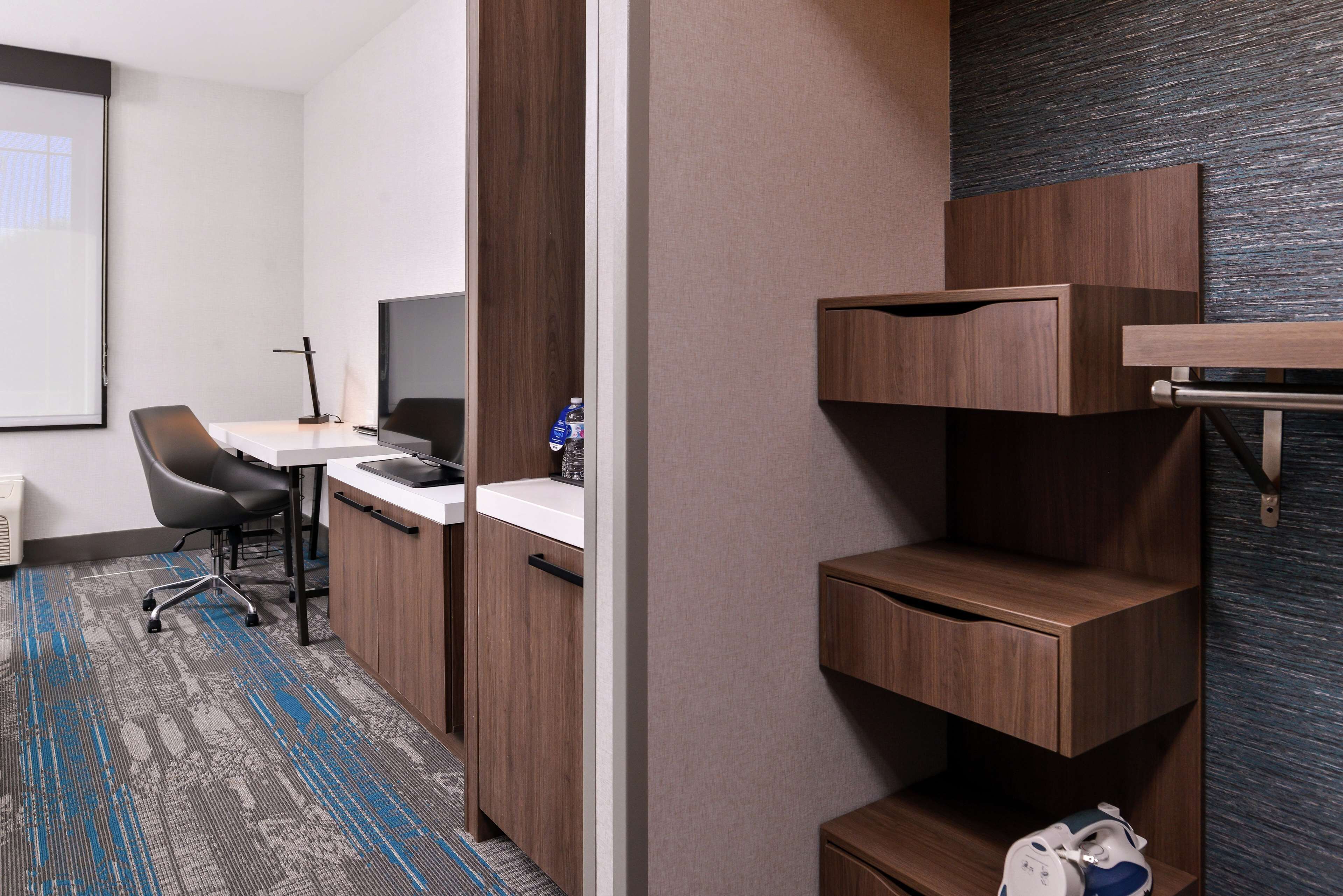 1 bedroom, desk, laptop workspace, soundproofing