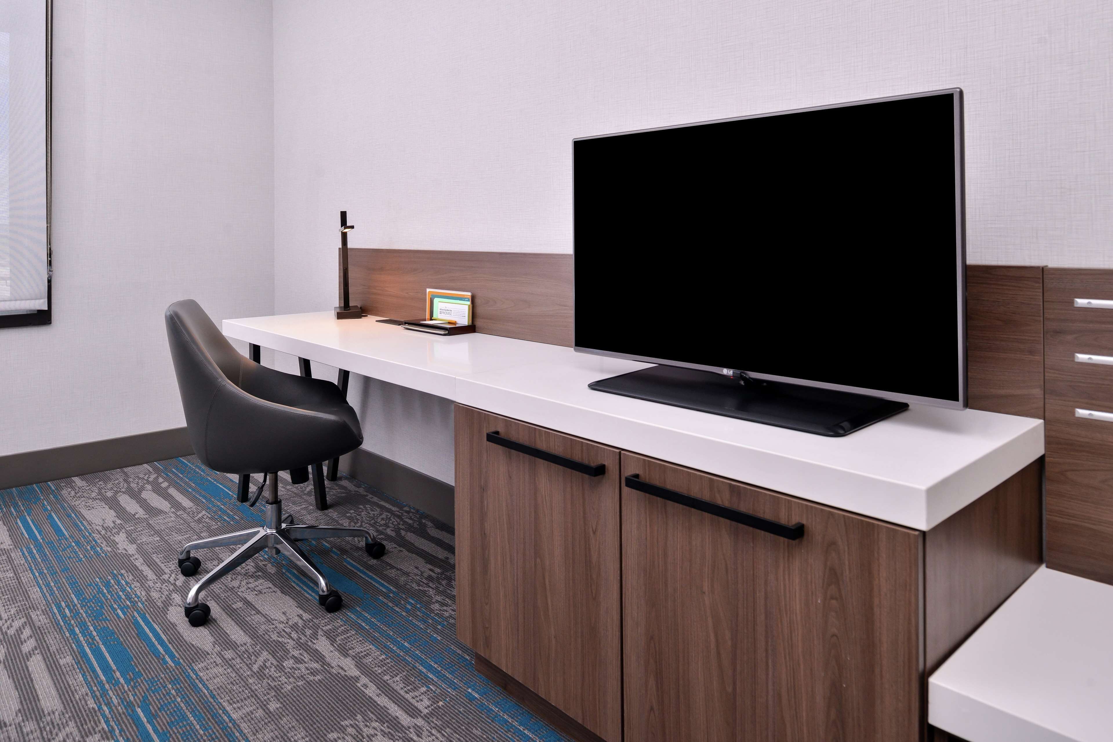 1 bedroom, desk, laptop workspace, soundproofing