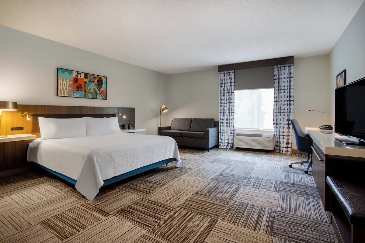 Hypo-allergenic bedding, desk, iron/ironing board, free WiFi