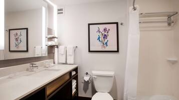 Amenidades de baño gratuitas, secadora de cabello, toallas
