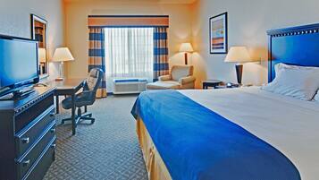 Cofres nos quartos, escrivaninha, ferros/tábuas de passar roupa