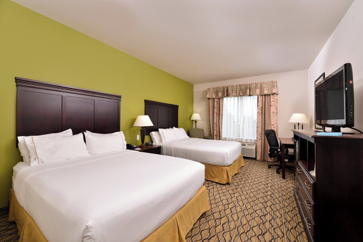 Standard Room, 2 Twin Beds, Accessible (Communication) | Desk, blackout drapes, iron/ironing board, cribs/infant beds