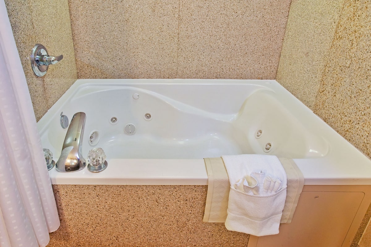 suite, 1 king bed, jetted tub (whirlpool) | desk, iron/ironing board, free wifi, bed sheets