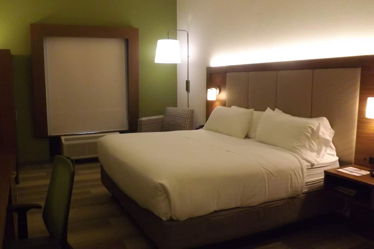 Habitación estándar, 1 cama de matrimonio grande (LEISURE) | Escritorio, tabla de planchar con plancha, wifi gratis y ropa de cama