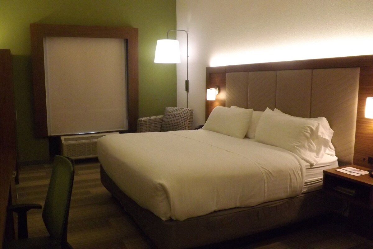 Quarto standard, 1 cama King (LEISURE) | Escrivaninha, ferros/tábuas de passar roupa, Wi-Fi de cortesia