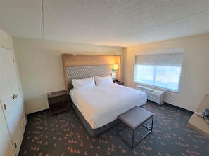 Pillowtop beds, desk, laptop workspace, iron/ironing board - Holiday Inn & Suites Ann Arbor Univ Michigan Area by IHG (Ann Arbor)