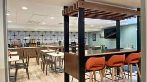 Breakfast and dinner served, American cuisine - Holiday Inn & Suites Ann Arbor Univ Michigan Area by IHG (Ann Arbor)