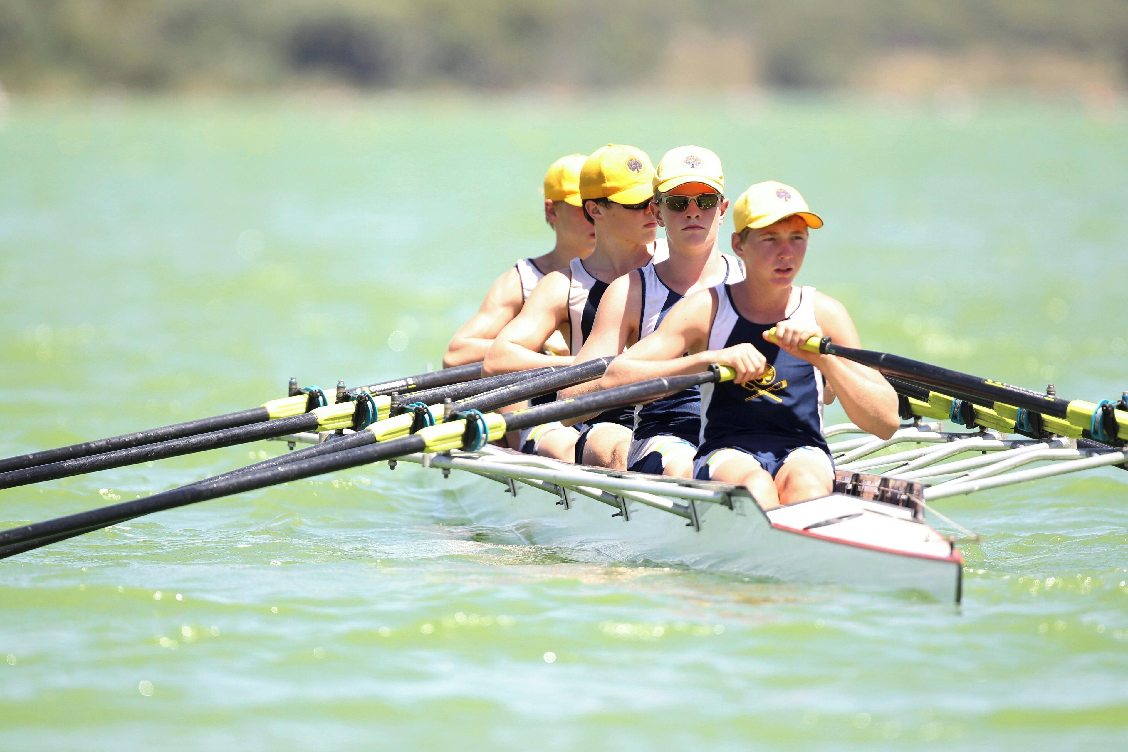 Un equipo de remo en un bote sobre aguas abiertas.