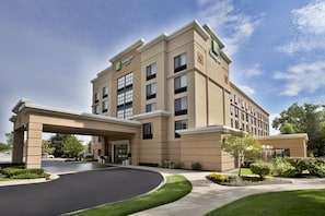 Un bâtiment de l’hôtel Holiday Inn Express doté d’une entrée abritée, d’un parking et d’espaces paysagers.