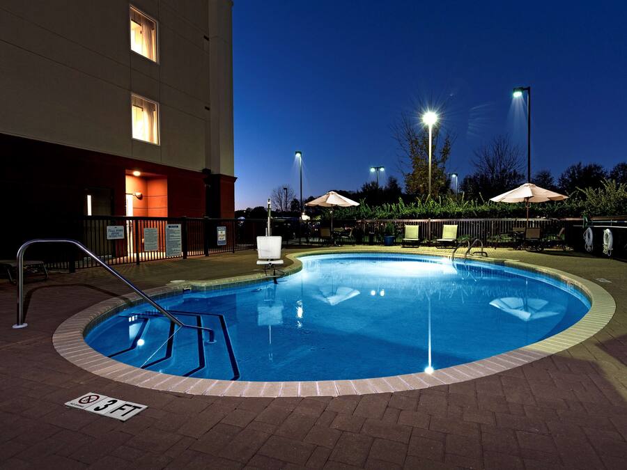 Piscina all'aperto, ombrelloni da piscina, lettini
