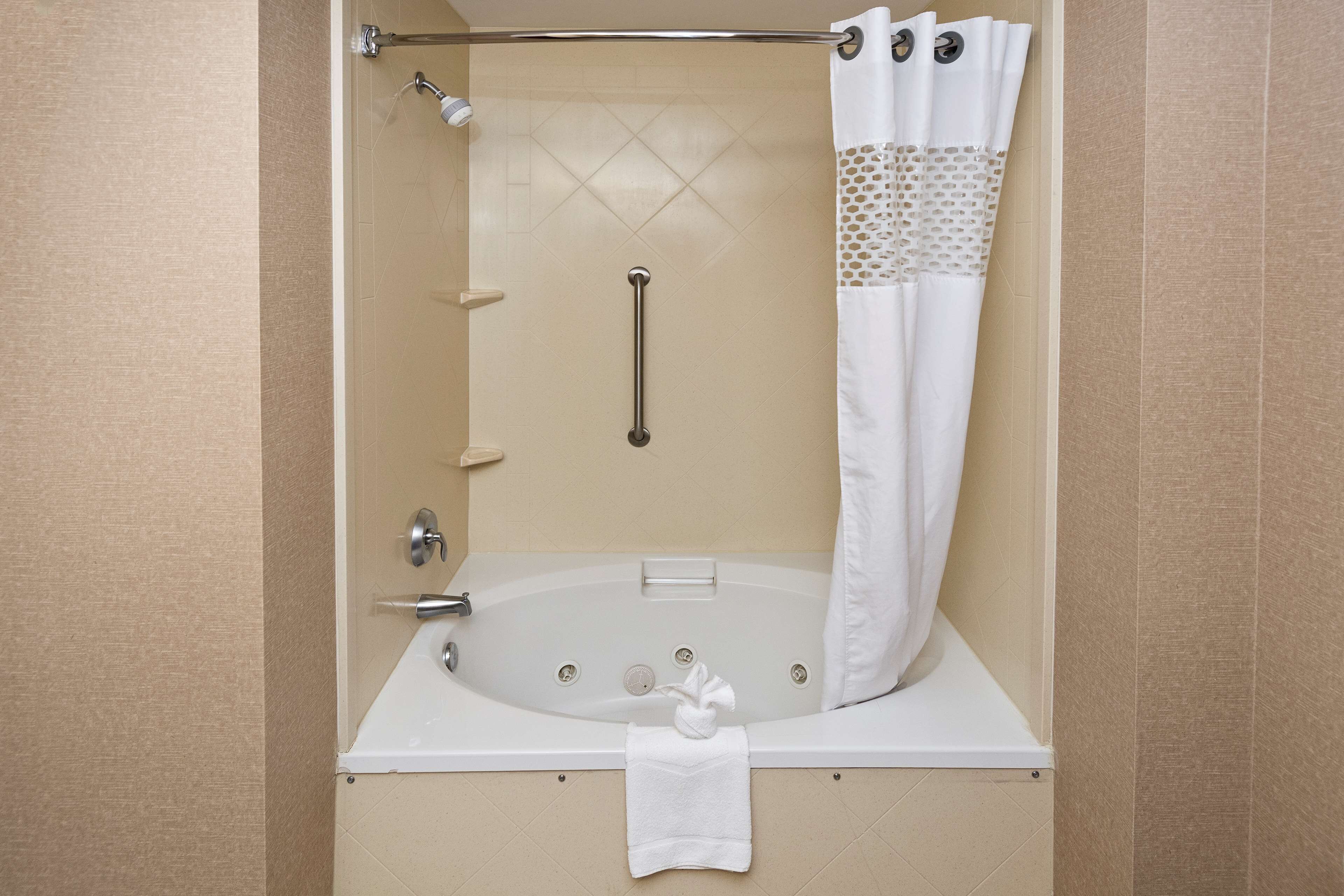 combined shower/bathtub, free toiletries, hair dryer, towels