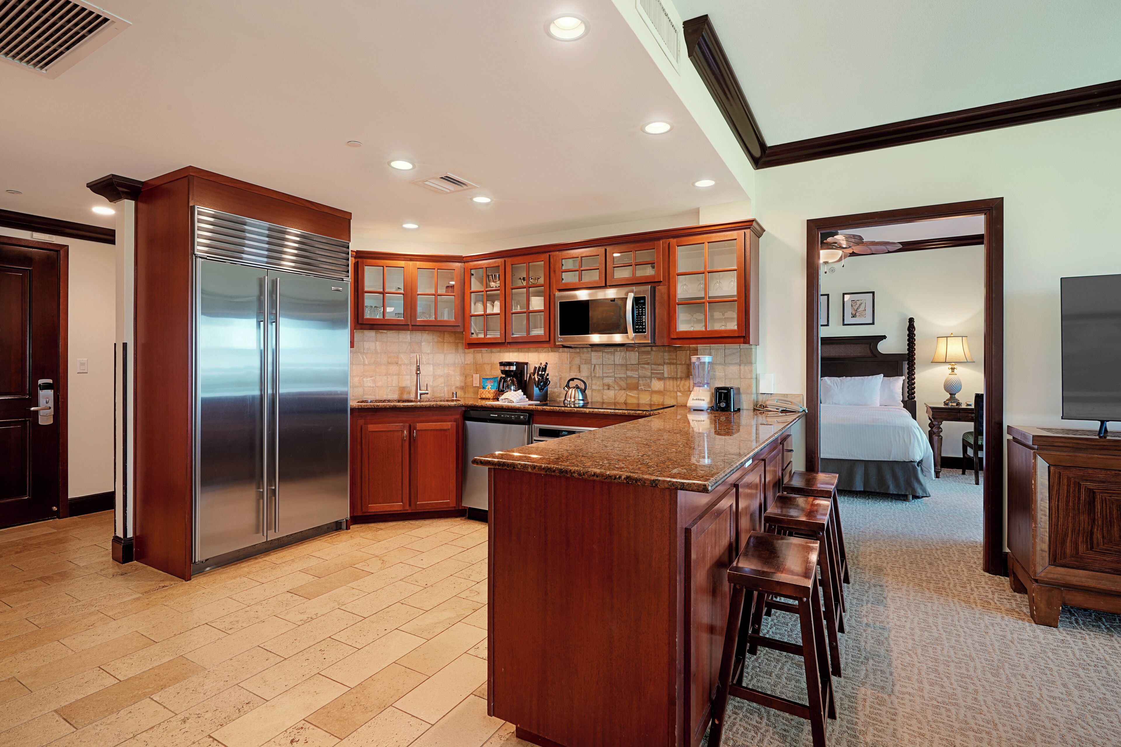 Una cocina moderna con electrodomésticos de acero inoxidable, armarios de madera y una isla grande.