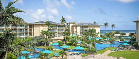Ein Resort mit mehreren Gebäuden, einem Schwimmbad und Blick auf den Ozean.