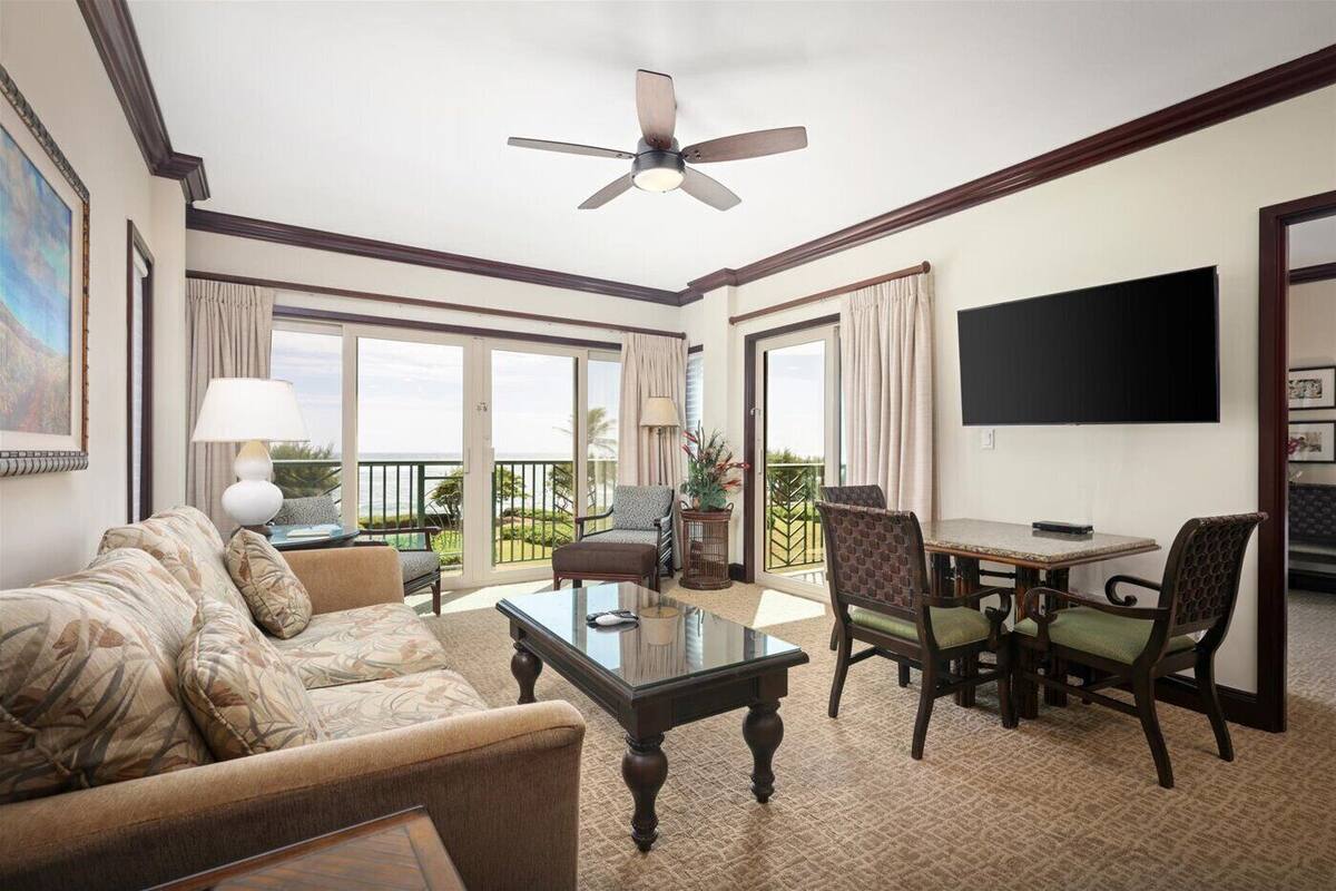 คอนโด, 2 ห้องนอน, ริมทะเล (3 Bath) | บริเวณนั่งเล่น | ทีวีจอแบน 75 นิ้ว พร้อมช่องเคเบิล, ทีวี, ภาพยนตร์แบบจ่ายต่อเรื่อง