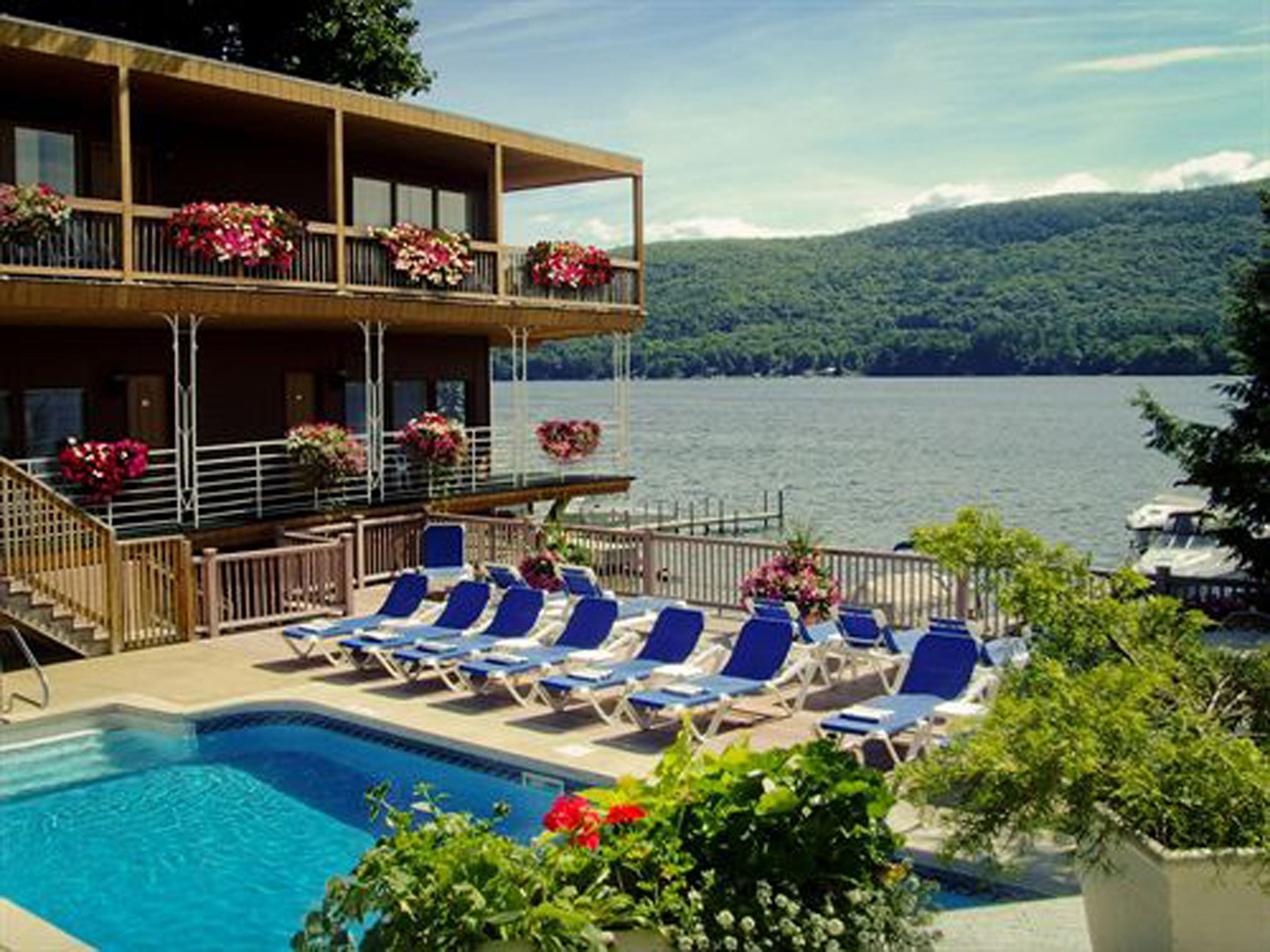 Hồ bơi ngoài trời, ghế dài tắm nắng 