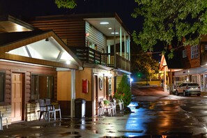 Depan hartanah - siang/malam