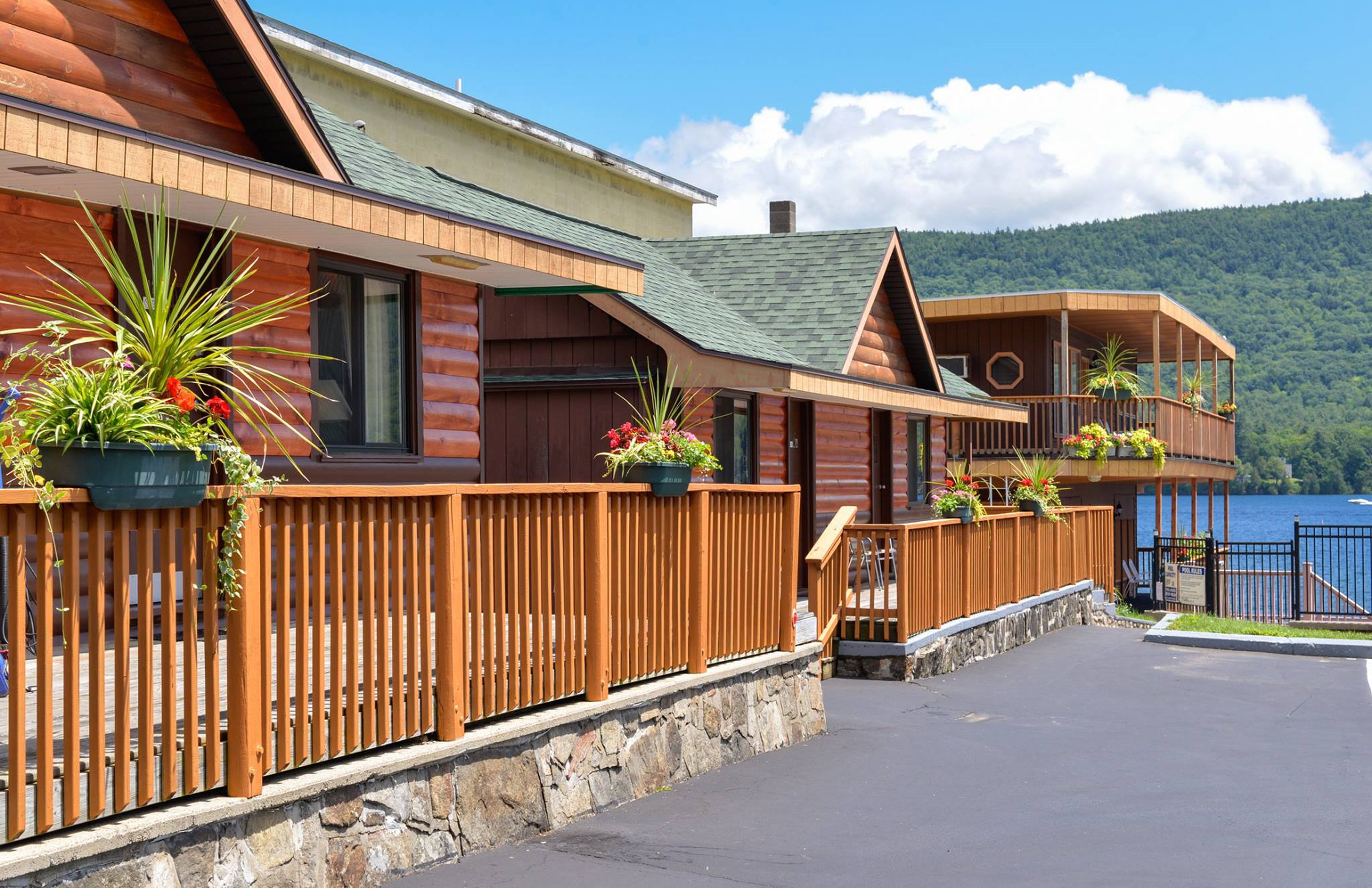 Photo - Lake Crest Inn