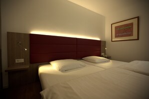 Double Room | Premium bedding, in-room safe, desk, soundproofing - Airport Hotel Walldorf (Moerfelden-Walldorf)