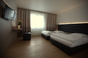 Twin Room | Premium bedding, in-room safe, desk, soundproofing - Airport Hotel Walldorf (Moerfelden-Walldorf)